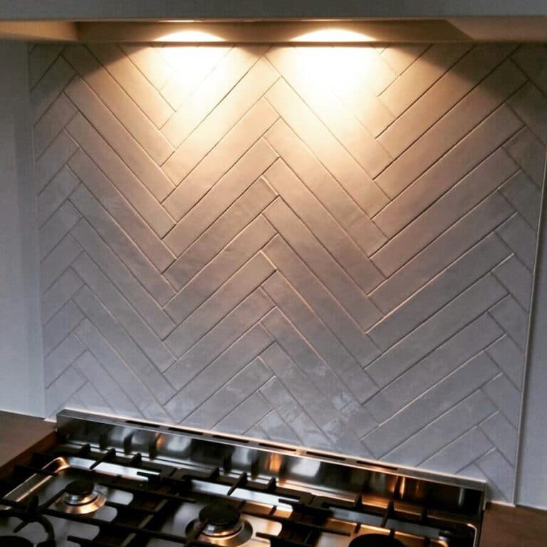 Visgraat achterwand in een keuken