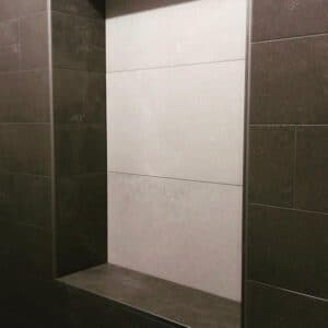 Donkere douche met nis