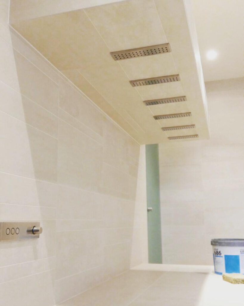Witte badkamer met tegelnissen