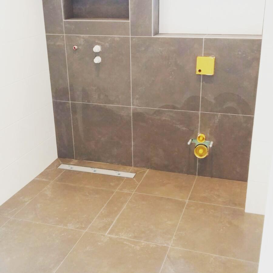 Badkamer in taupe grootformaat tegels