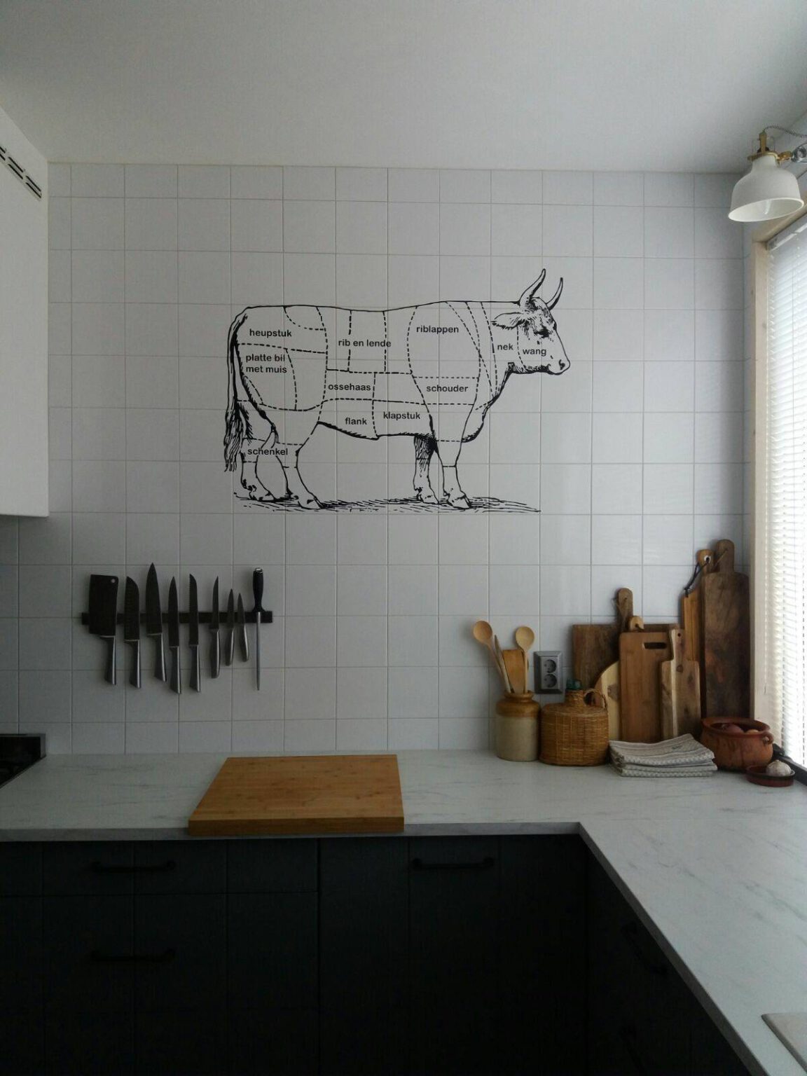 Keukenwand met tegels en illustratie