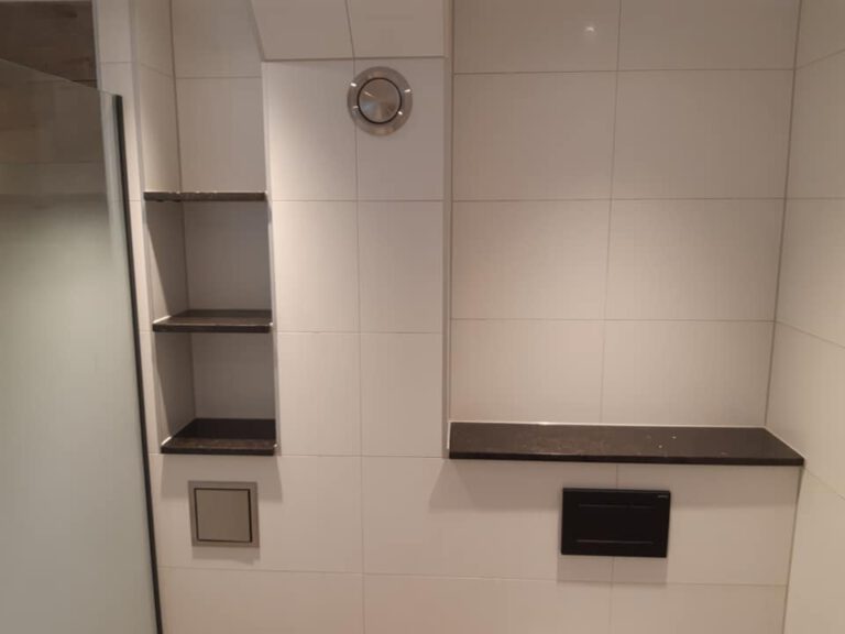 Strakke witte wandtegels in badkamer